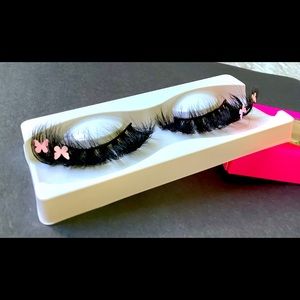 The Lash Plus ~ 25MM Butterfly Lashes.